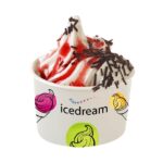 Мороженое в креманке с сиропом и посыпкой