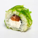 Ролл с лососем и чукой